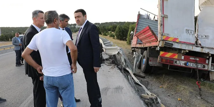 Vali Işın, kazazedelerin yardımına koştu