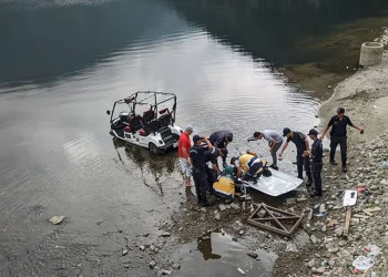 Golf aracıyla gezinti yaparken göl düştü