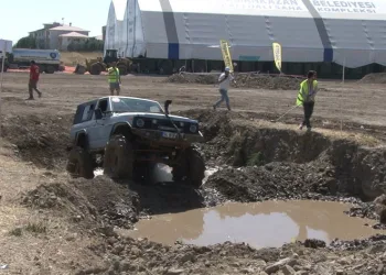 Off-road yarışması nefes kesti