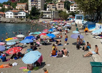 Sıcak havadan bunalan vatandaşlar plajı doldurdu