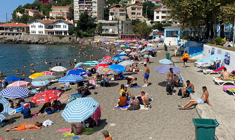 Sıcak havadan bunalan vatandaşlar plajı doldurdu
