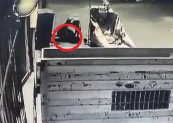 Biri çöp kovasını, diğeri rögar kapağını çaldı