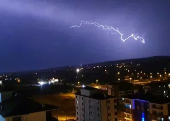 Elazığ’da şimşekler geceyi aydınlattı