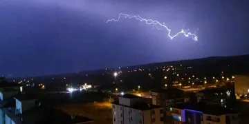 Elazığ’da şimşekler geceyi aydınlattı