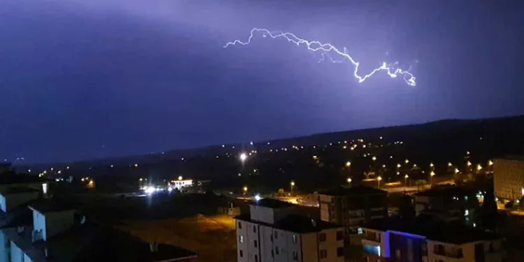Elazığ’da şimşekler geceyi aydınlattı