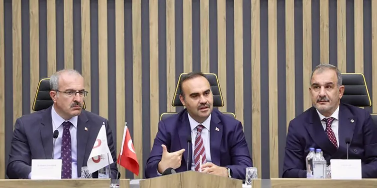 Bakan Kacır, iş dünyası ile bir araya geldi