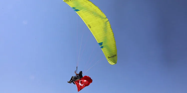 Paraşütçülerden “Saygı Uçuşu”