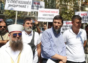 Arnavutluk’ta FETÖ protestosu