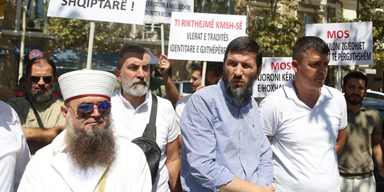Arnavutluk’ta FETÖ protestosu