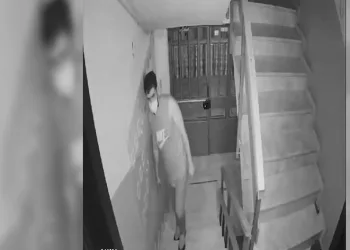 Önce ayakkabı numarasına baktı, sonra çaldı