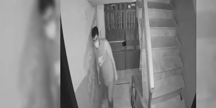 Önce ayakkabı numarasına baktı, sonra çaldı