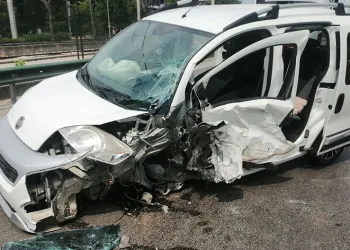 Bariyerlere çarpan hafif ticari araç metrelerce savruldu