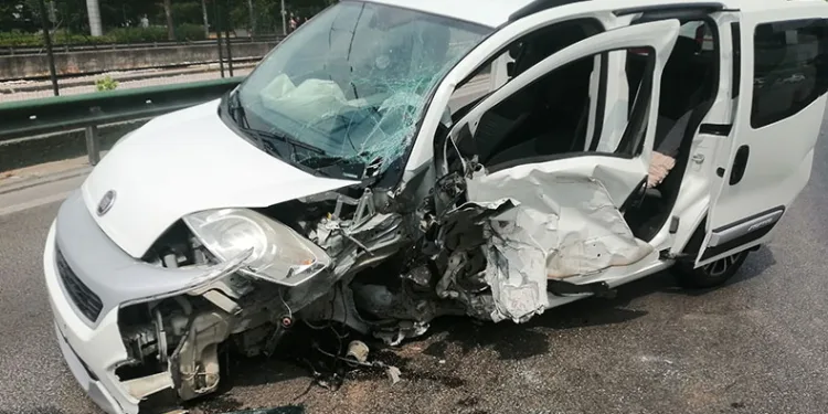 Bariyerlere çarpan hafif ticari araç metrelerce savruldu