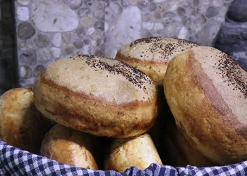 Topladığı taşlarla ekmek üretiyor
