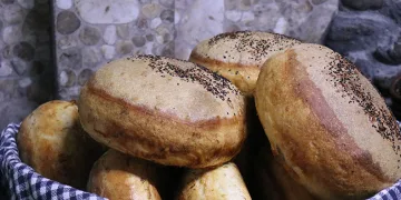 Topladığı taşlarla ekmek üretiyor
