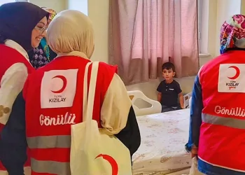 Kızılay gönüllüleri hastaları sevindirdi