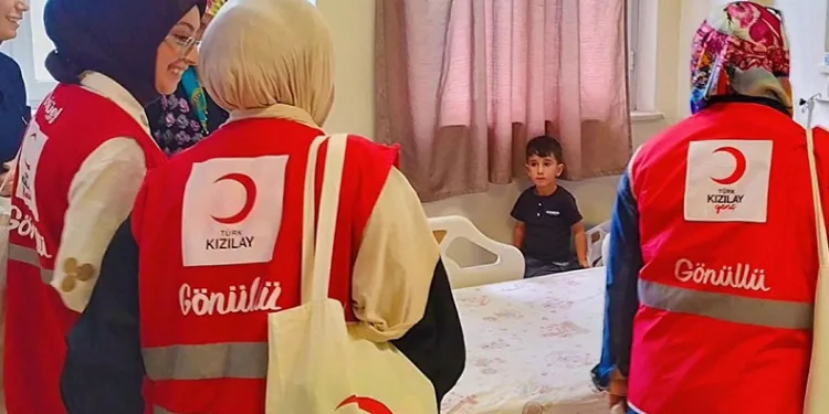 Kızılay gönüllüleri hastaları sevindirdi