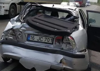 Bursa’da, tır otomobile çarptı