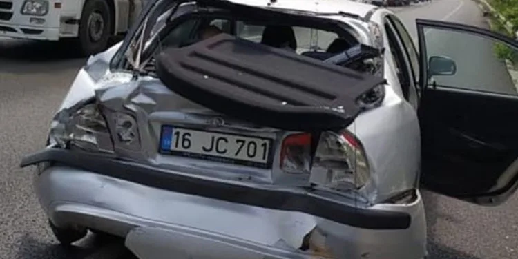 Bursa’da, tır otomobile çarptı