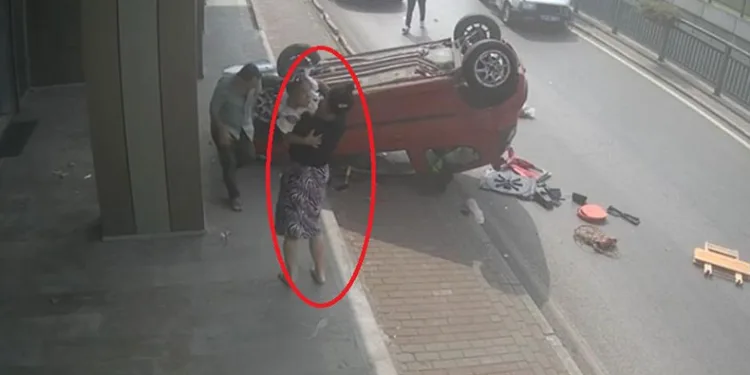 Kazayı unuttu, araçtan çıkan kızına koştu