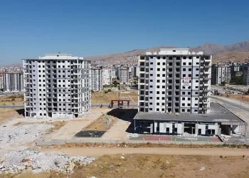 Evlerle birlikte hayallerde yıkılıyor