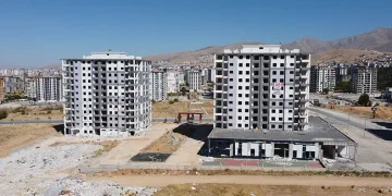 Evlerle birlikte hayallerde yıkılıyor