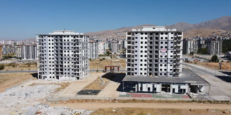 Evlerle birlikte hayallerde yıkılıyor