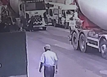 Beton mikserinin altında kalan kadın kriko ile kurtarıldı