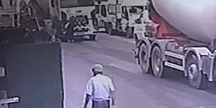 Beton mikserinin altında kalan kadın kriko ile kurtarıldı
