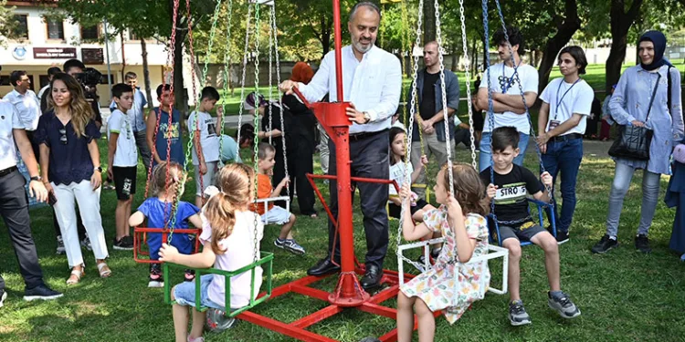 Bursa’da eskimeyen oyunlar, sokağa taştı