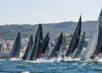Tirilye’deki zorlu yelken mücadelesi nefes kesti