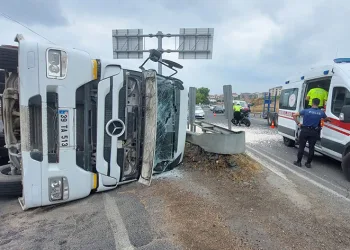 Tekirdağ’da mıcır yüklü tır devrildi
