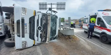 Tekirdağ’da mıcır yüklü tır devrildi