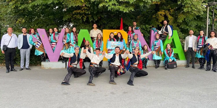 İnegöl Halk Dansları Topluluğu festival turnesinde