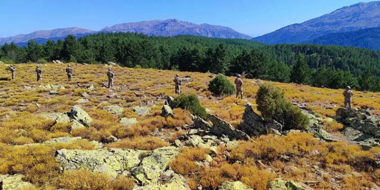 Komandolar Akdağ’ın zirvesine kamp kurdu