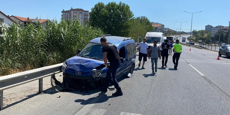 Bursa’da motosiklet sürücüsü kamyonun altına girdi