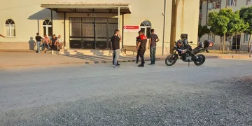 Telefonda tartıştığı arkadaşını cami önünde vurdu