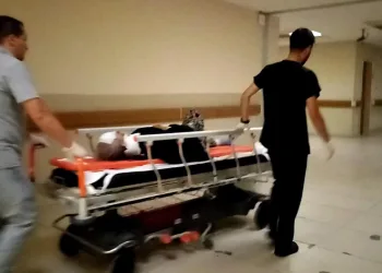 Minibüs ile traktörün karıştığı kazada 3 kişi yaralandı