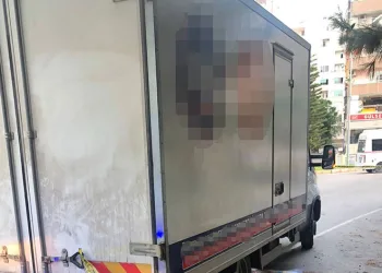 Geri manevra yapan kamyonetin altında kaldı