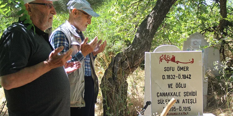 Köylerinde temsili mezar yaptılar