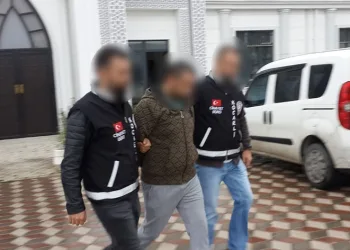 Liseli kızı önce bıçakladı, sonra yaktı