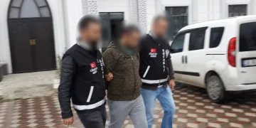 Liseli kızı önce bıçakladı, sonra yaktı
