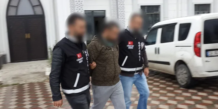 Liseli kızı önce bıçakladı, sonra yaktı