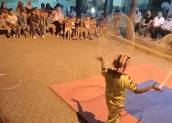 Depremzede çocuklara sirk gösterisi