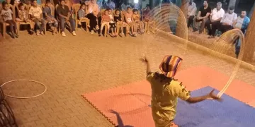 Depremzede çocuklara sirk gösterisi