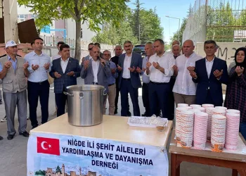 Şehitler için aşure dağıtıldı