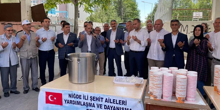Şehitler için aşure dağıtıldı