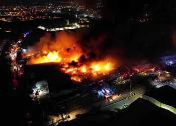 Geceyi aydınlatan yangın 8 saat sonra kontrol altına alındı