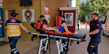 Çaydanlıktan üzerine sıcak su dökülen çocuk yandı