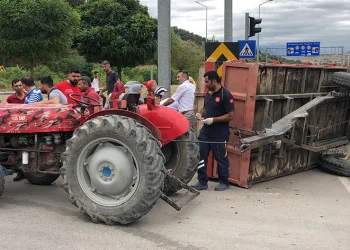 Hafif ticari araç traktöre çarptı
